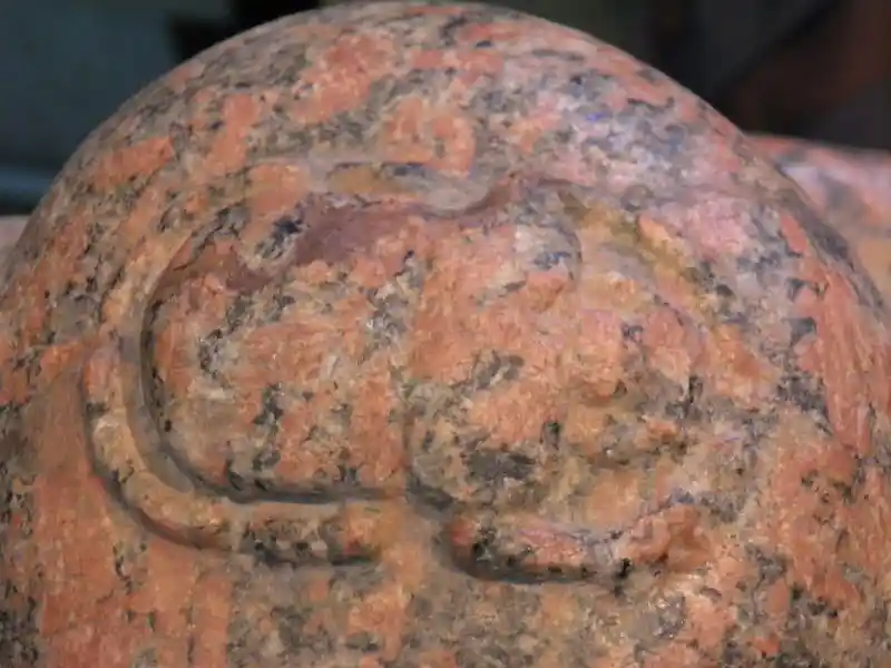 Block statue of Ankhrenepnefer, disc on the head